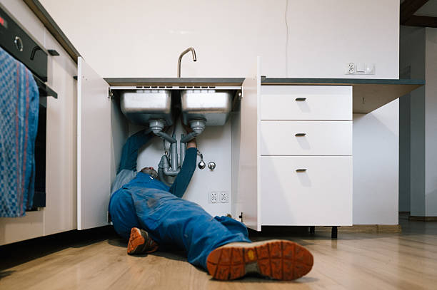 Professional Emergency Plumber technician working in Woodlake, TX